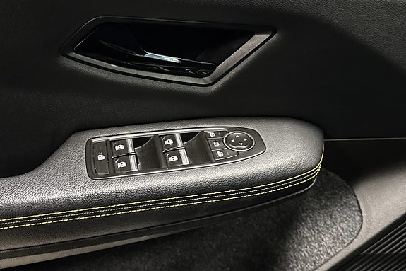 Dørpanel med kvalitetsmaterialer og intuitive vinduskontroller.