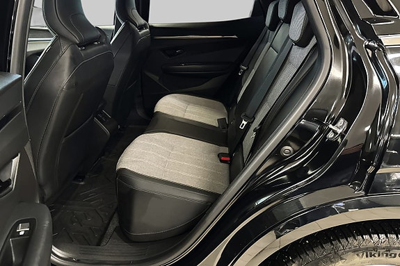 Romslig baksete med slitesterkt tekstil og behagelig komfort.