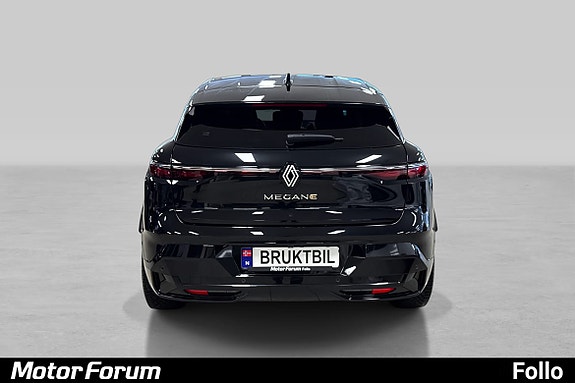 Stilrene baklykter og tydelig logo gir et eksklusivt finish.