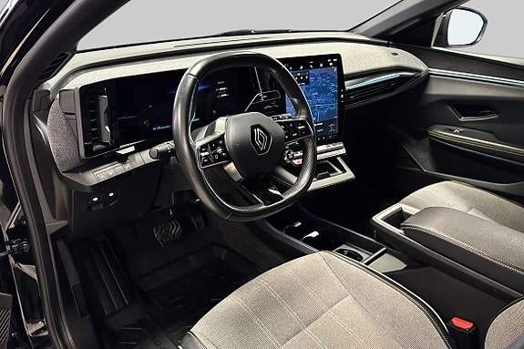 Digital instrumentklynge og lett tilgjengelig touchskjerm for kontroll.