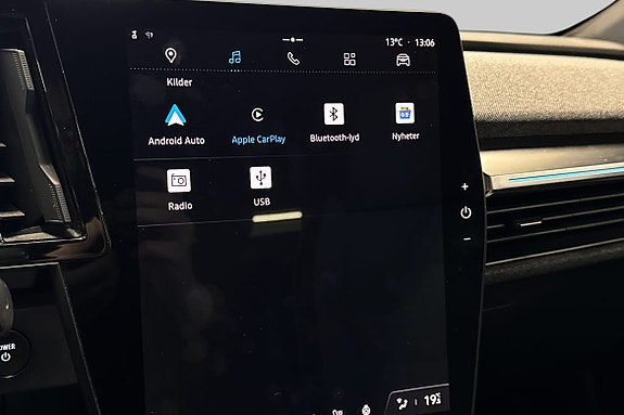 Smarttelefonintegrasjon med Android Auto og Apple CarPlay inkludert.