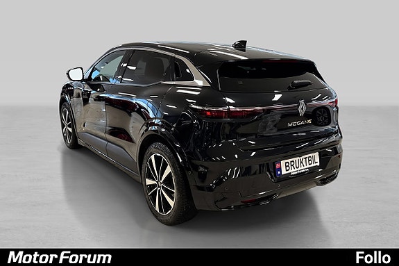 Bakfra med sportslige alufelger og mørktonede ruter.