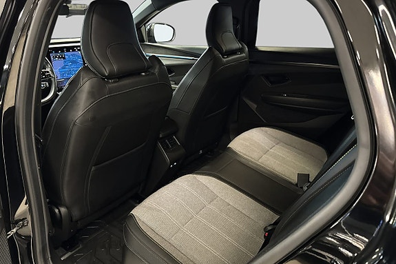 Eksklusive skinnseter og intuitiv berøringsskjerm til underholdning.