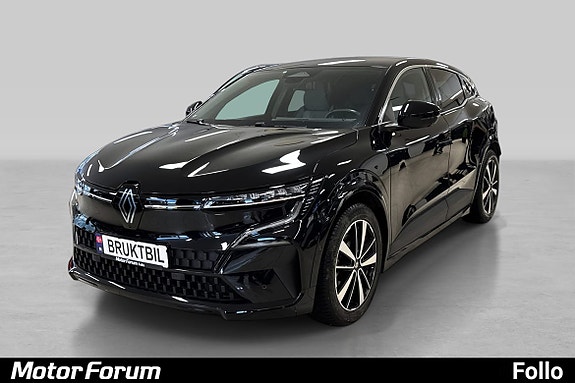 Sporty front med avansert fjernlysassistent og skarpe LED-lys.