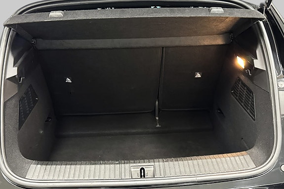 Romslig bagasjerom med integrerte oppbevaringslommer og god belysning.