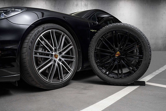 Porsche Panamera 4 of 5