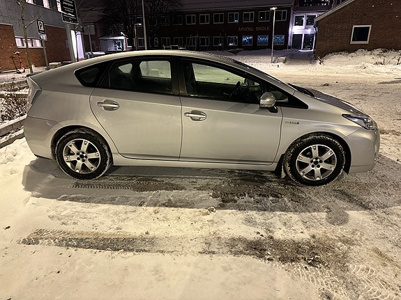 Toyota Prius 4 of 24