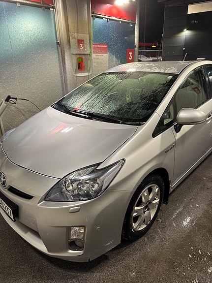 Toyota Prius 8 of 24