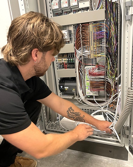 Elektro- og automasjonstekniker Simen er ute på oppdrag