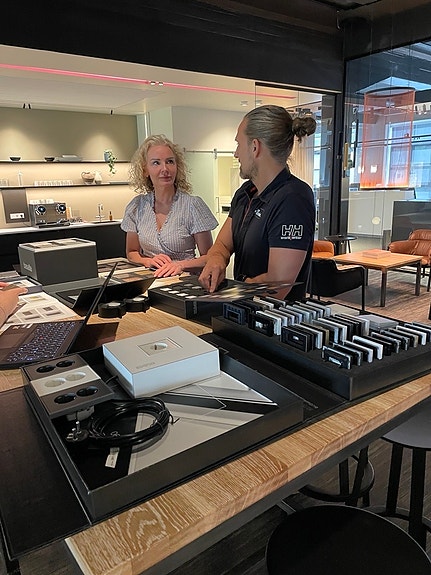 Kundebesøk på showroomet, der teknologi møter design