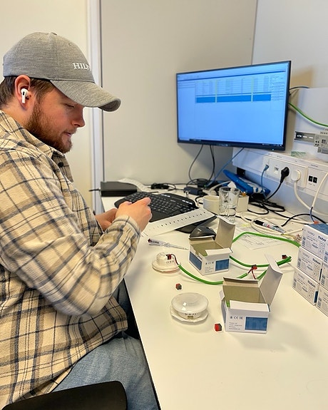 Elektro- og automasjonstekniker Markus klargjør Theben-produkter som skal ut på prosjekt