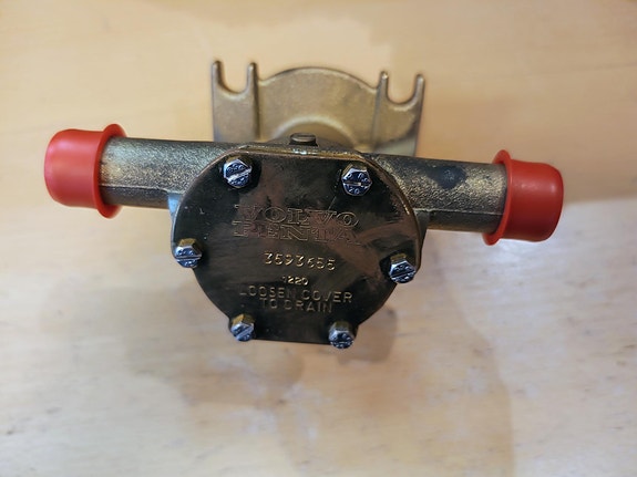 NY SJØVANNSPUMPE VOLVO PENTA