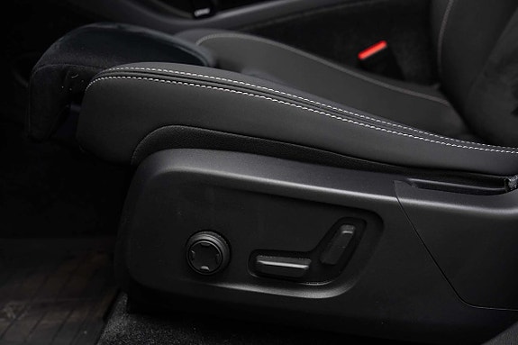 Elektrisk justerbare seter foran med korsryggstøtte