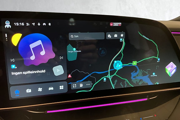 Stor infotainmentskjerm med bilinnstillinger og navigasjon samlet