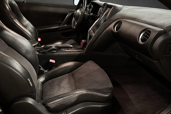 Nissan GT-R 17 of 17