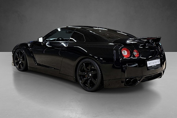 Nissan GT-R 3 of 5