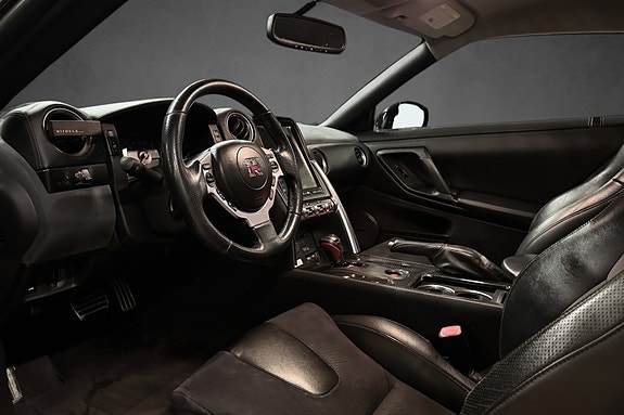 Nissan GT-R 14 of 17