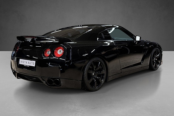 Nissan GT-R 5 of 5