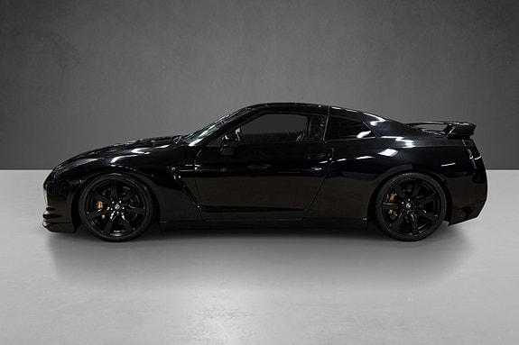 Nissan GT-R 2 of 5