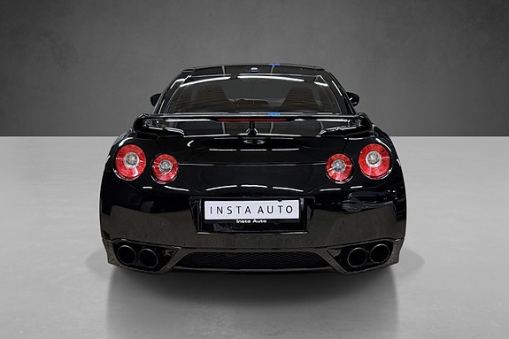 Nissan GT-R 4 of 5