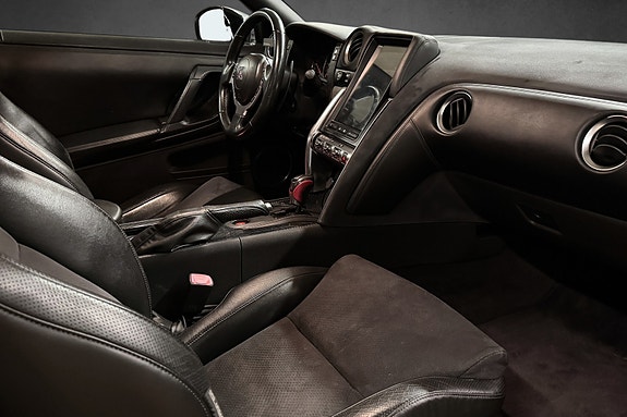 Nissan GT-R 16 of 17