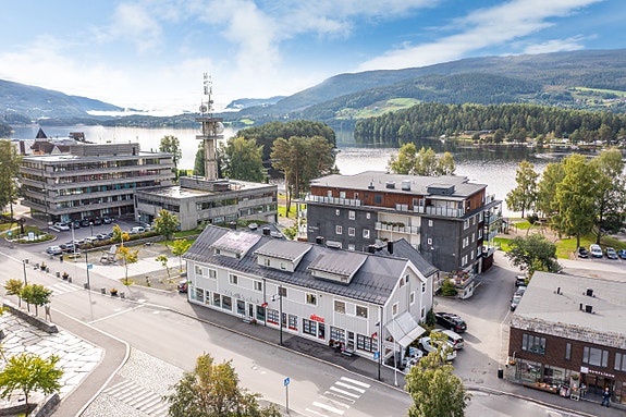 Kontoret vårt på Fagernes ligger meget sentralt og synlig til i bybildet,