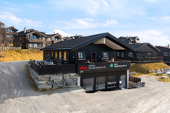 og på populære Beitostølen kan du nærmest beholde skiene på og få servert en god kopp kaffe foran peisen.