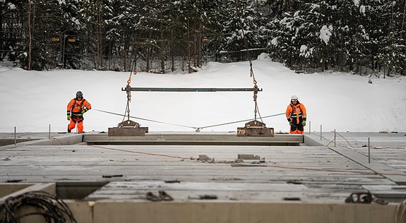Montasje av hulldekker. Nytt svømmebasseng i Trondheim.