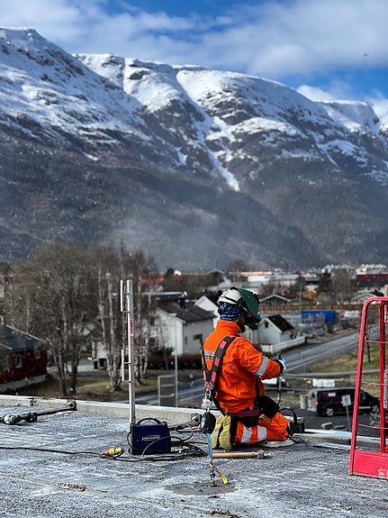 Montør som sveiser.