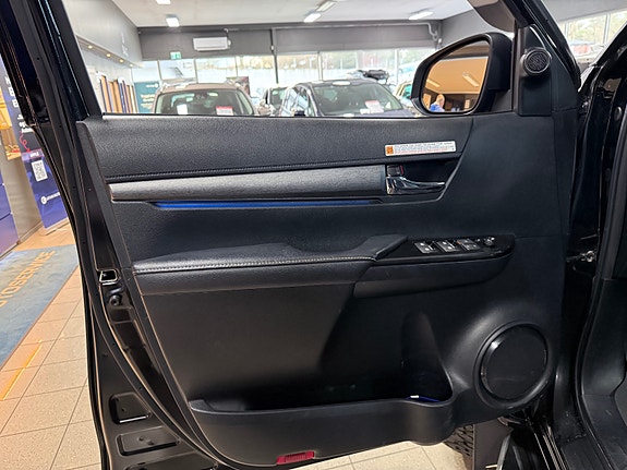 Toyota HiLux 13 of 30