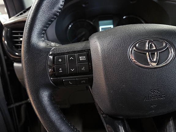 Toyota HiLux 18 of 30