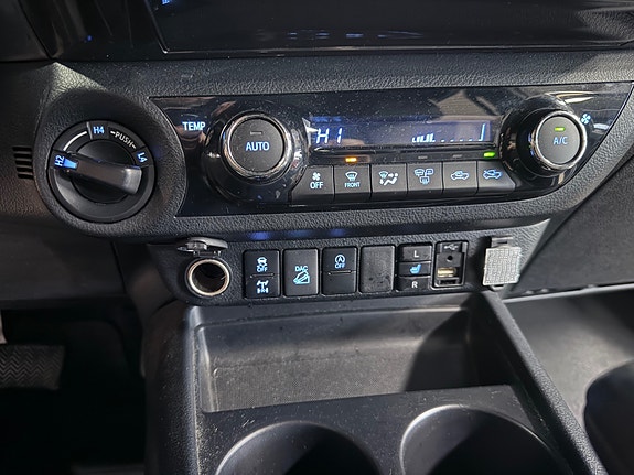 Toyota HiLux 23 of 30