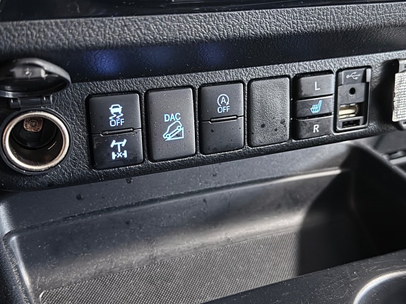 Toyota HiLux 25 of 30