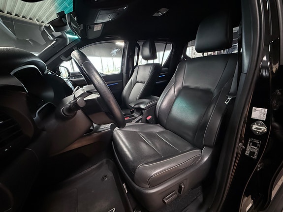 Toyota HiLux 14 of 30