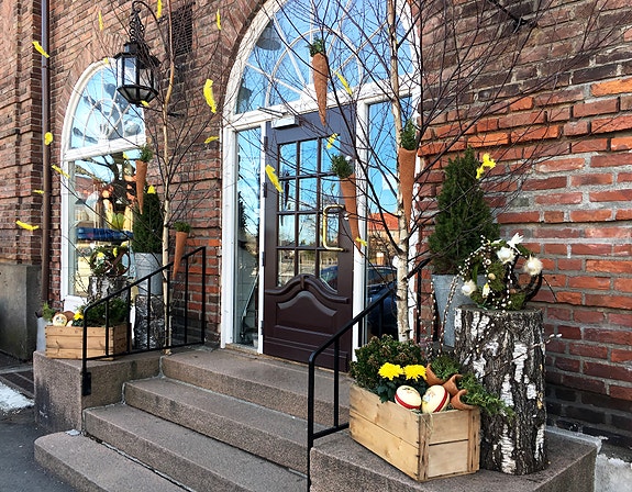 Kolibri Kolonial holder til på Damplassen 2. Her har det vært drevet butikkdrift i over 100 år og vi tar godt vare på tradisjonen.