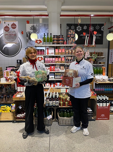 Blide medarbeidere møter deg på vei inn døra.