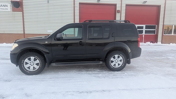 Nissan Pathfinder 3 of 5