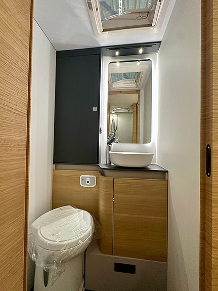 Bilde 30 av Adria 60 years selection MATRIX 670SL.