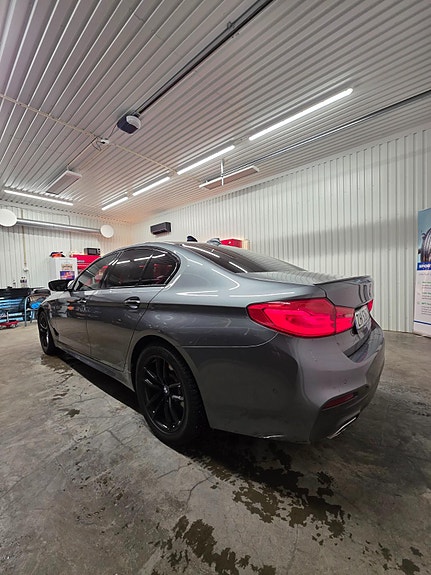 BMW 530e 3 of 5