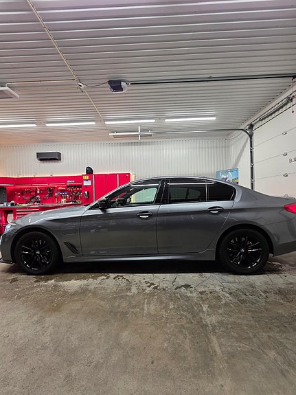 BMW 530e 2 of 5