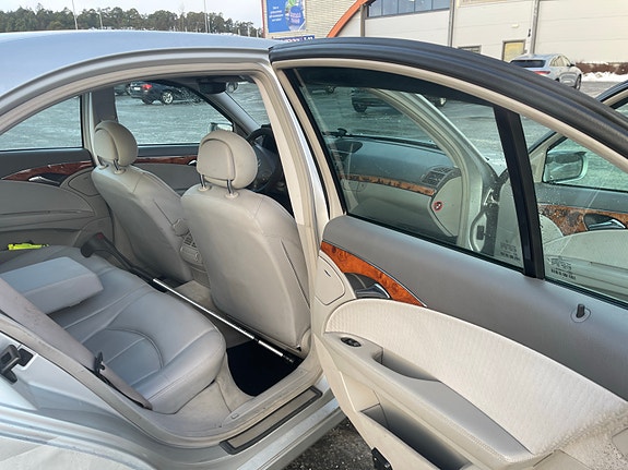 Mercedes-Benz E200 11 of 30