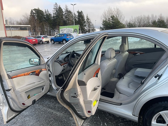 Mercedes-Benz E200 21 of 30