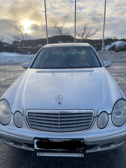 Mercedes-Benz E200 2 of 30