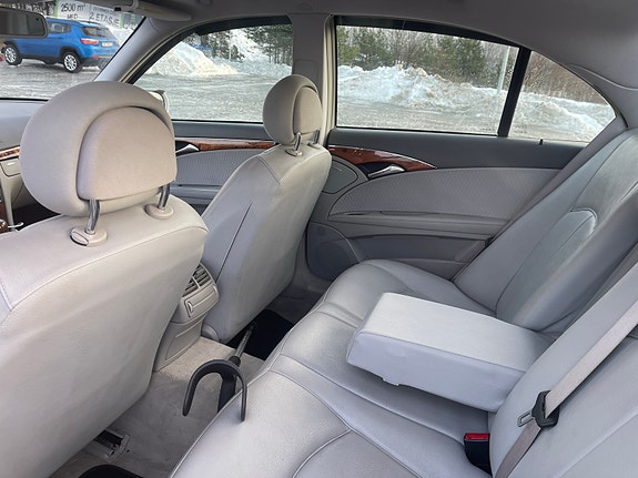 Mercedes-Benz E200 23 of 30