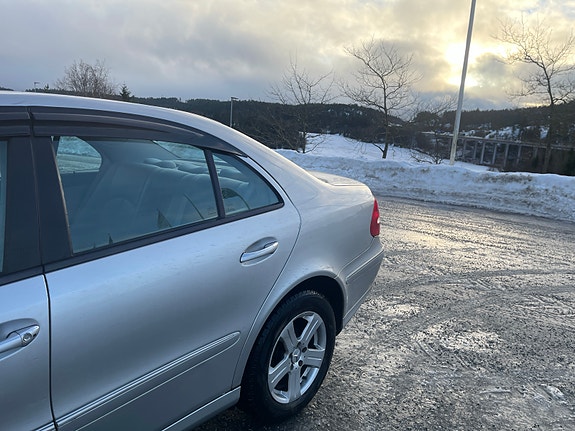 Mercedes-Benz E200 4 of 30