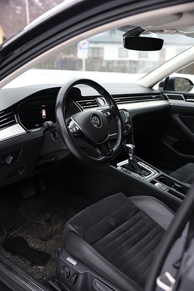 Volkswagen Passat 2 of 16
