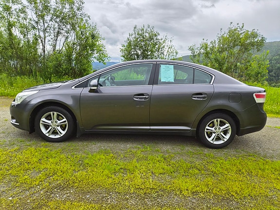 Toyota Avensis 2 of 15