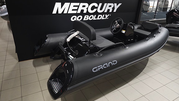 Grand 340 Ultimate Black Edition powered by Mercury F 10 EFI (15/20) 2 of 5