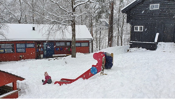 Blommenholm barnehage består av to avdelinger i to hus, samt et stabbur.