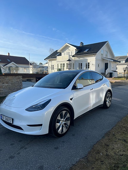 Tesla Model Y 2 of 7